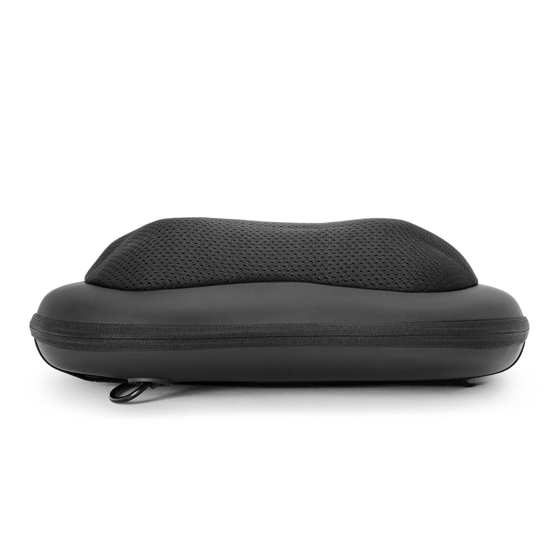 Sort Shiatsu-massagepude med varme, mesh-top, glatte sider, konturform og lynlås langs kanten, frontvisning.