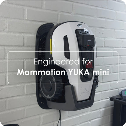 Mammotion Yuka Mini robot, hvid/sort, på dock med teksten "Vægholder til Mammotion Yuka Mini, robotplæneklipper opbevaring.