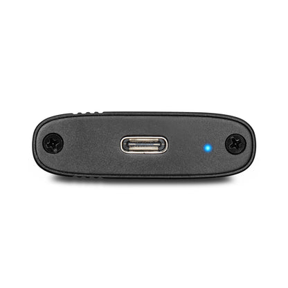Plexgear Harddiskkabinet M.2 NVME med centreret USB 3.2 Gen 2-port, to sideskruer og blå indikator til højre.