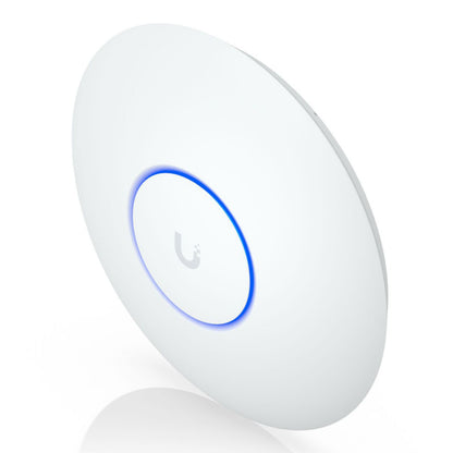 Ubiquiti UniFi U7 Lite hvidt roaming-adgangspunkt med blå LED-ring, U-logo og 2,5 GbE RJ-45 port, set fra vinkel.