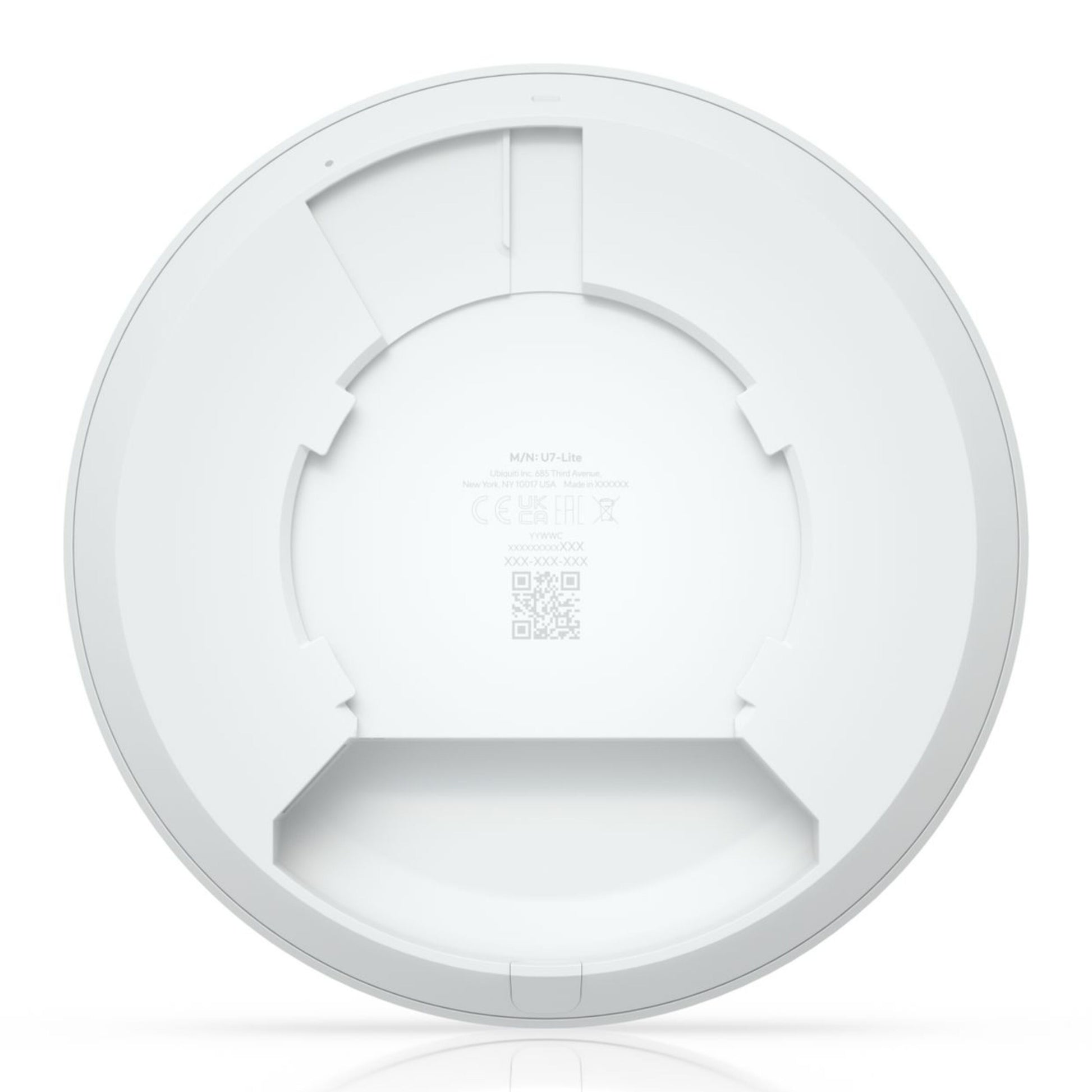 Ubiquiti UniFi U7 Lite access point bund, hvid cirkulær, beslag-slots, mærkater, serienummer og QR-kode.