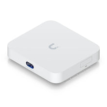 Ubiquiti UCG-Max Cloud Gateway Max hvid rektangulær, afrundede kanter, U-logo, knap og flere porte på siden.