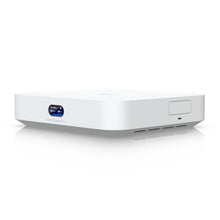 Ubiquiti UCG-Max Cloud Gateway Max i hvid med side-display og bund-ventiler, rektangulær model.