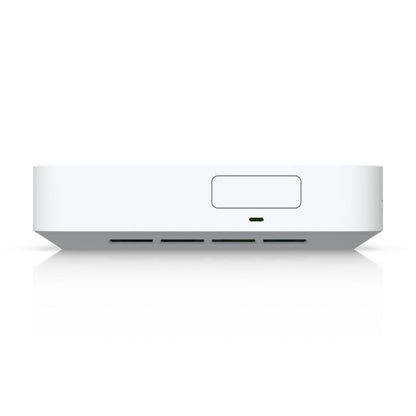 Ubiquiti UCG-Max Cloud Gateway Max hvid rektangulær enhed med frontknap og grøn indikatorlampe.