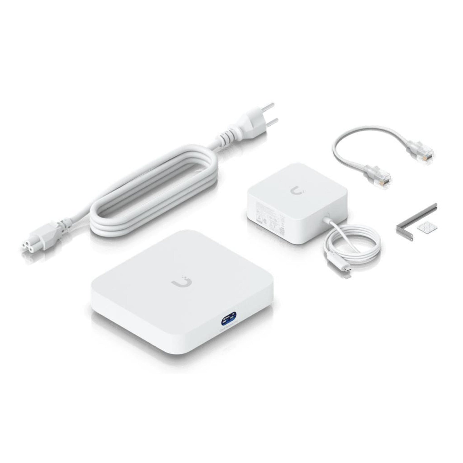 Ubiquiti UCG-Max Cloud Gateway Max Wi-Fi router kit med kvadratisk router, strømforsyning, Ethernetkabler og monteringsbeslag.