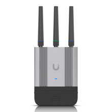 Ubiquiti UMR-INDUSTRIAL-EU 4G-router sølv/sort, tre antenner, blåt frontindikatorlys, centralt U-logo, VPN-understøttelse.