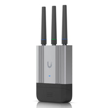 Ubiquiti UMR-INDUSTRIAL-EU 4G-router, sølv/sort, tre vertikale antenner, LED-indikatorer, VPN-support.
