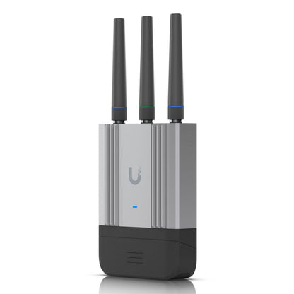 Ubiquiti UMR-INDUSTRIAL-EU 4G-router, sølv/sort, tre vertikale antenner, LED-indikatorer, VPN-support.