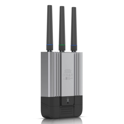 Ubiquiti UMR-INDUSTRIAL-EU 4G-router sølv/sort, tre slags antenner, indikatorlys, certifikatsymboler og opladningsport.