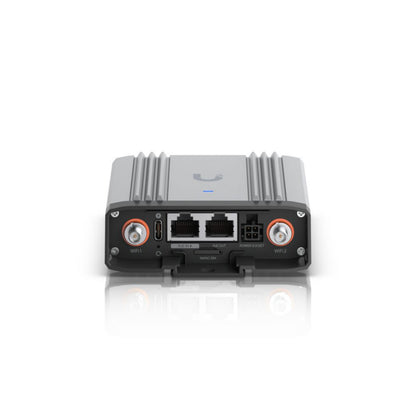 Ubiquiti UMR-INDUSTRIAL-EU 4G-router med modem, to runde stik, to Ethernet-porte, reset-knap, strømindgang, nanobeam-port forfra.