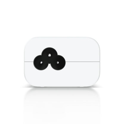 Ubiquiti U-POE injektor 15W, hvid rektangulær adapter med sort trebenet stik til venstre, 802.3af kompatibel.