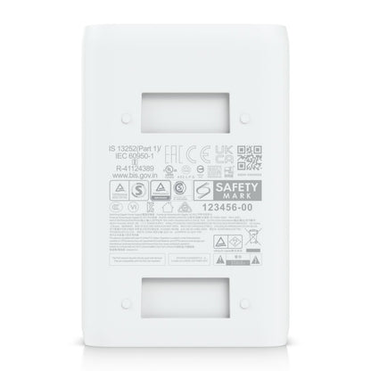 Ubiquiti U-POE+ injektor 30W bagfra, certificeringslogoer, regulatorisk info, stregkoder og 2 rektangulære udskæringer.