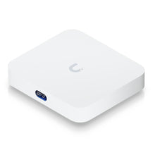 Ubiquiti Cloud Gateway Ultra, firkantet router, afrundede kanter, Ubiquiti-logo på top, sideport eller knap.