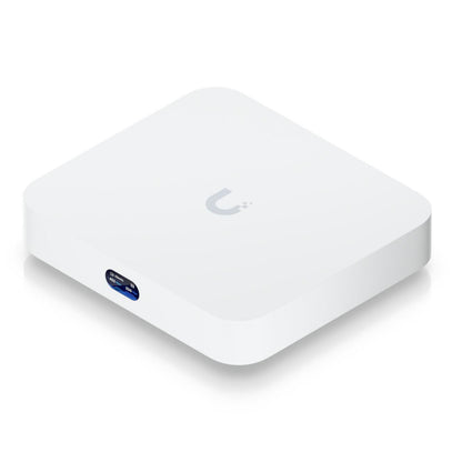 Ubiquiti Cloud Gateway Ultra, firkantet router, afrundede kanter, Ubiquiti-logo på top, sideport eller knap.