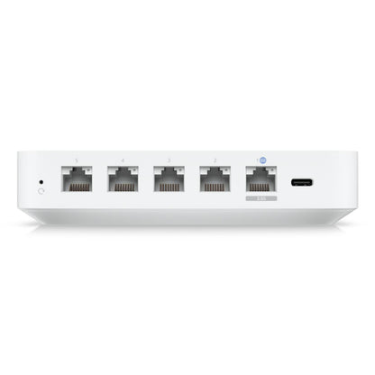 Ubiquiti Cloud Gateway Ultra bagside med fem Ethernet-porte og én USB-C-port.