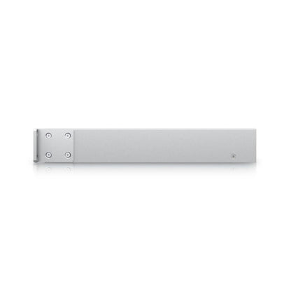 Sølvfarvet metalbeslag med fire skruer i den ene ende, flad overflade, til rackmonteret router eller PoE+ switch UDM-SE-EU.
