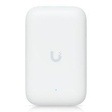 Ubiquiti UniFi Swiss Army Knife Ultra access point, hvid, rektangulær med afrundede hjørner, blåt indikatorlys og U-logo.