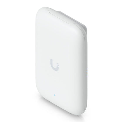Ubiquiti UniFi Swiss Army Knife Ultra adgangspunkt med runde kanter, U-logo, små LED-indikatorer, PoE strømforsyning.