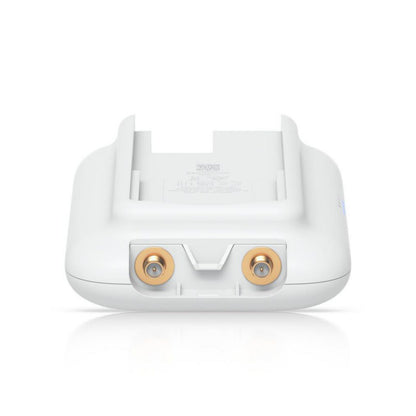 Ubiquiti UniFi Swiss Army Knife Ultra adgangspunkt hvid, udendørs, nedsænket top slot, to gyldne frontstik, PoE kompatibel.
