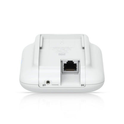 Ubiquiti UniFi Swiss Army Knife Ultra adgangspunkt hvid, bagside med Ethernet PoE-port, rund port og base.