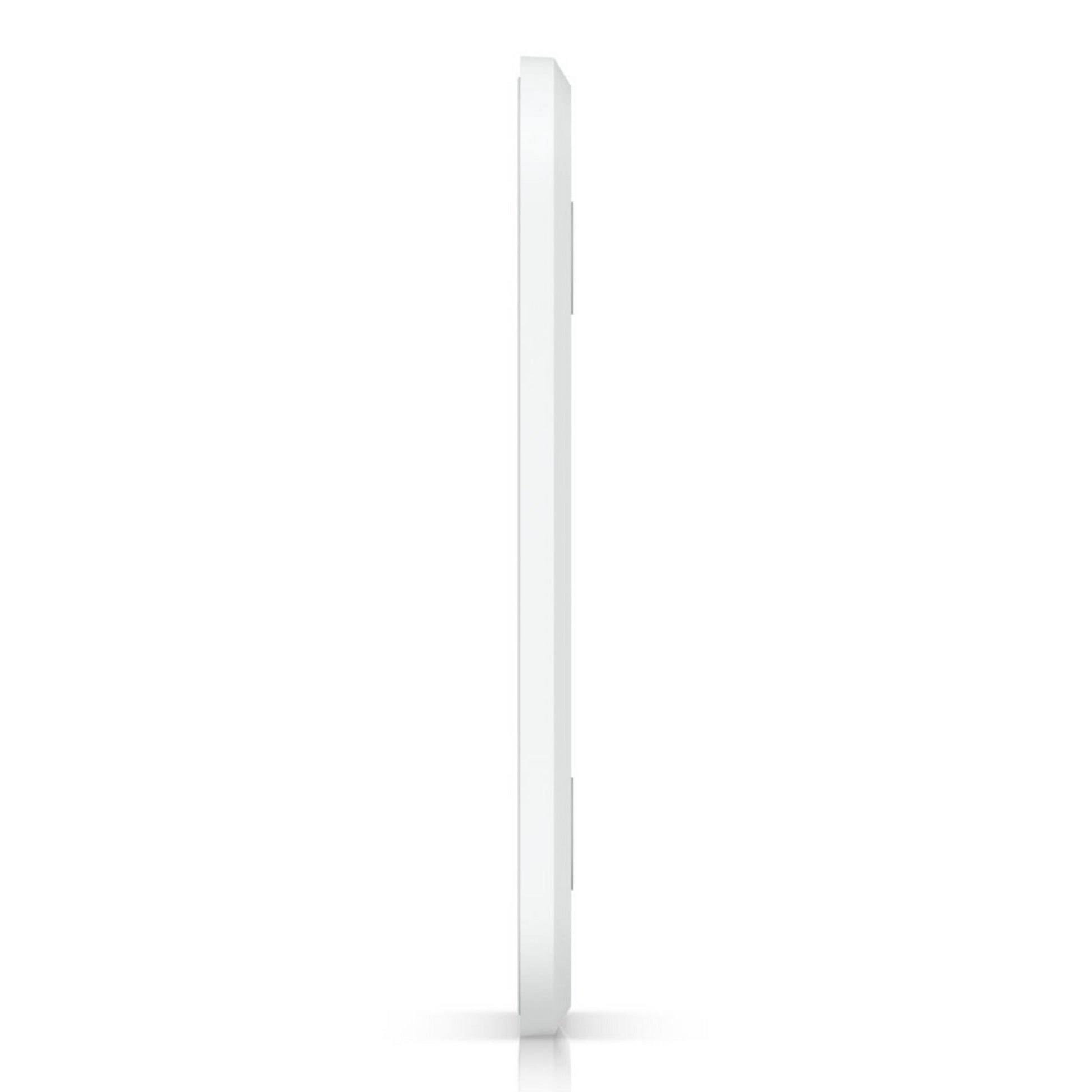 Sidebillede af hvid Ubiquiti Foren vægmontering, slankt design, egnet til væg, set fra siden.