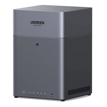UGREEN NASync DH4300 Plus 4-bay grå NAS, uden harddiske, med statuslamper, USB-C-port og ventilationsåbninger.