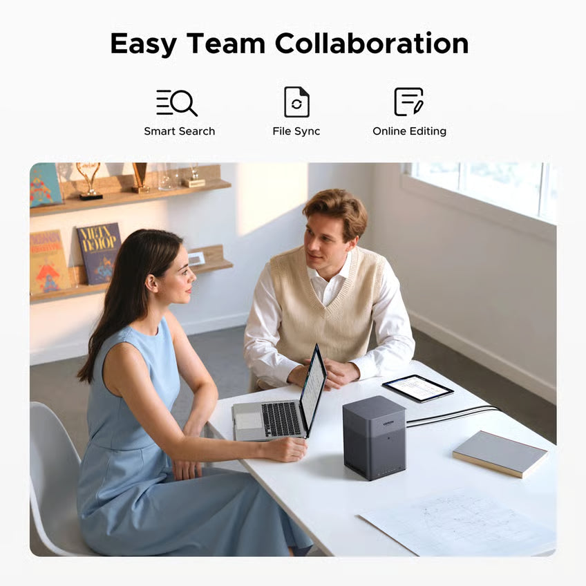 UGREEN NASync DH4300 Plus 4-bås NAS ved skrivebordet med bærbar computer, dokumenter, Smart Search, filsynkronisering og ikoner til online redigering.