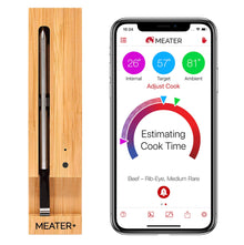 Meater+ trådløst grilltermometer med repeater i træetui ved smartphone med app, der viser temp og stegetid.