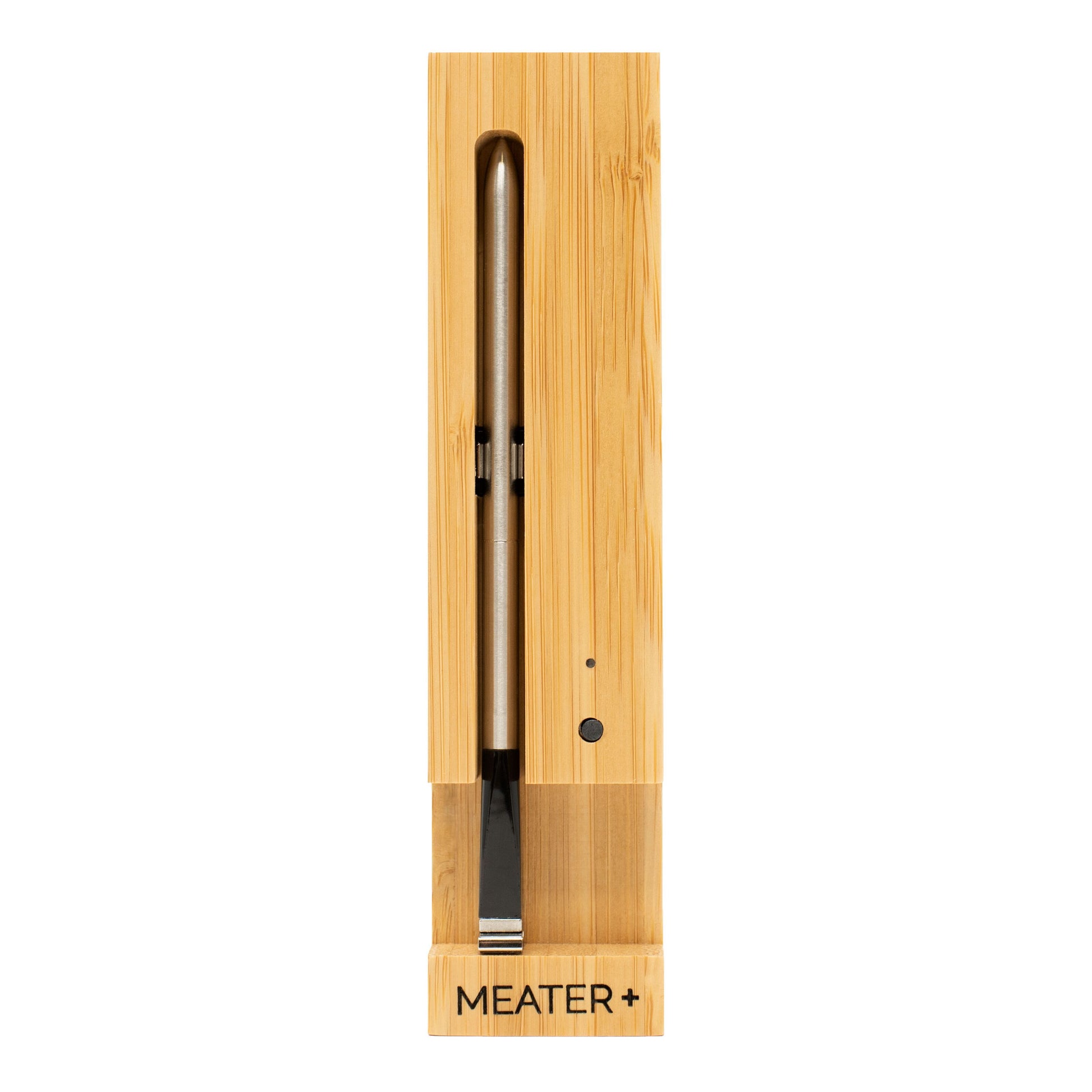 Meater+ trådløst grilltermometer til mobil med rustfri stålprobe og bambus-ladestation med MEATER+-logo.