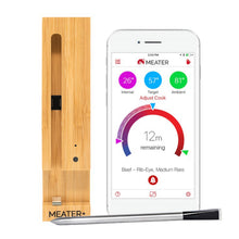 Meater+ trådløst grilltermometer med repeater vises ved smartphone med MEATER app status, temperatur og resttid.