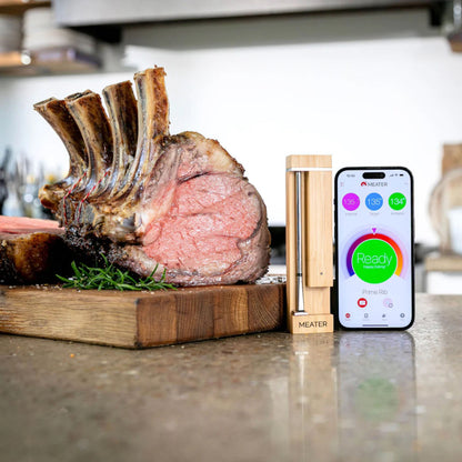 Meater 2 Plus trådløs grilltermometer og repeater ved smartphone med MEATER app, prime rib på skærebræt.
