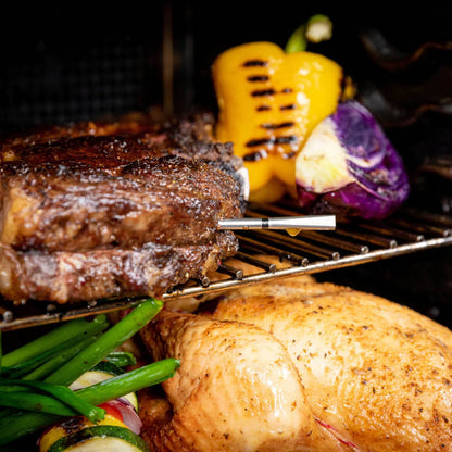 Meater 2 Plus trådløst grilltermometer ved stegt kylling, bøf og grøntsager, inkl. gul peber, lilla kål og grønne bønner.