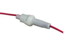 Goobay sikringsholder med kabel 5x20 mm tæt forbundet med rød elektrisk ledning.