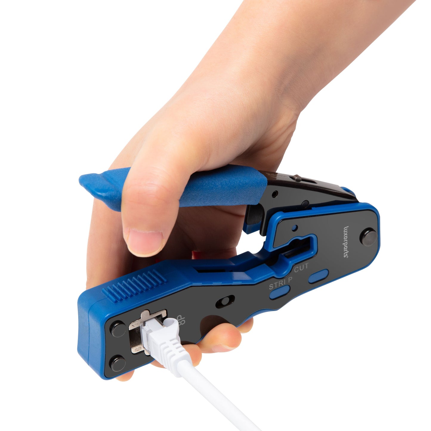 Luxorparts Crimptang til RJ45-stik med klip- og afisoleringsfunktion ses i brug på Ethernet-kabel.