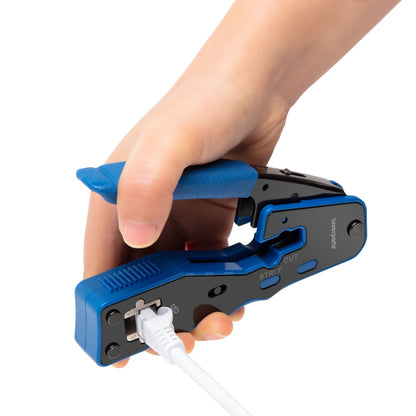 Luxorparts Crimptang til RJ45-stik med klip- og afisoleringsfunktion ses i brug på Ethernet-kabel.