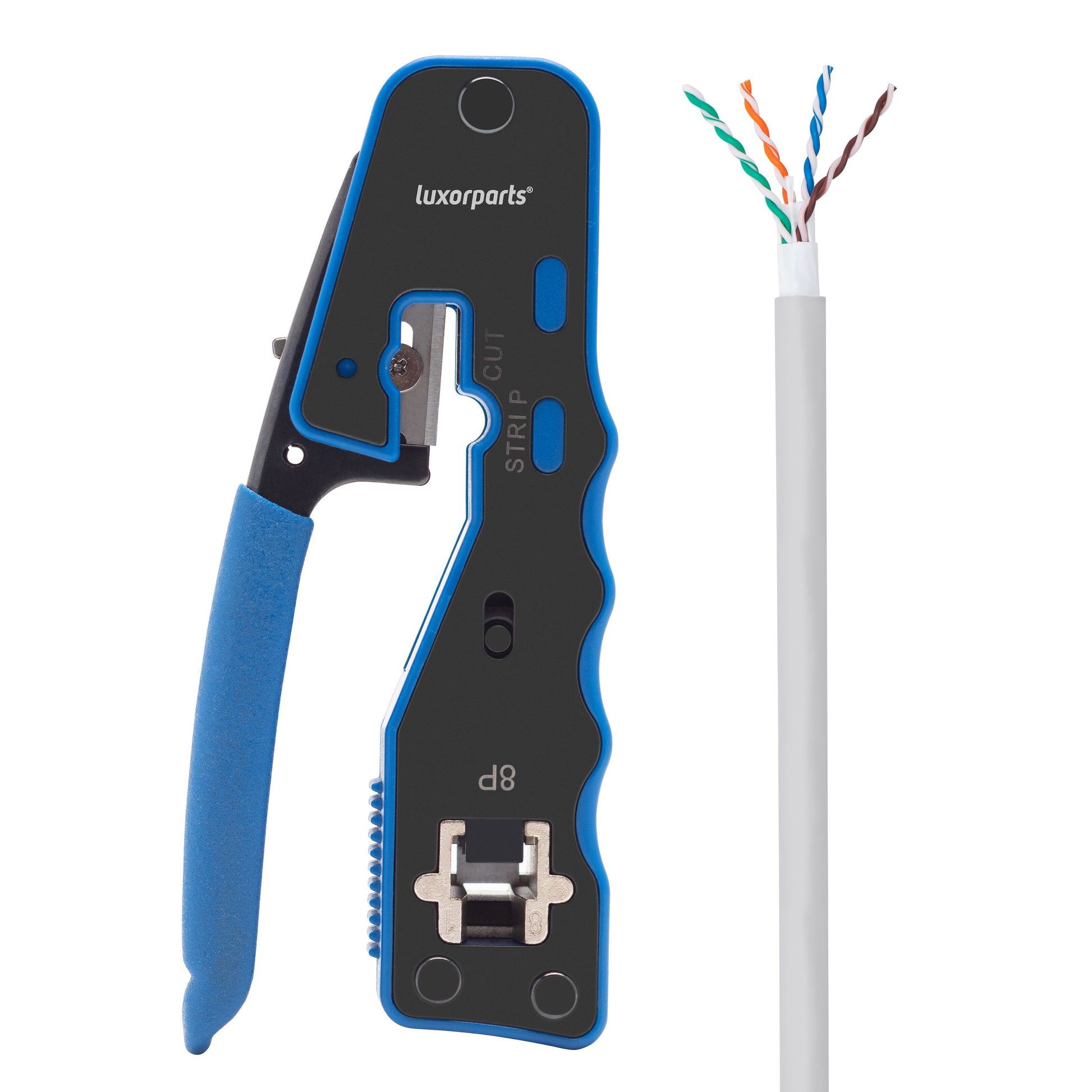 Crimptang med klip- og afisoleringsfunktion til RJ45-stik ved siden af delvist afisoleret Ethernet-kabel med eksponerede ledere.