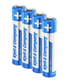 Kjell  Co Litium AAA batterier LR03 4 stk blå og sølv, står oprejst på række med positive poler opad.