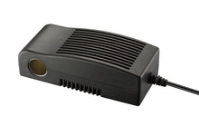 Netadapter 12 V sort plast, rillet og ventileret top, rund stikudgang, ledning, til 12 V-enheder og biltilbehør.