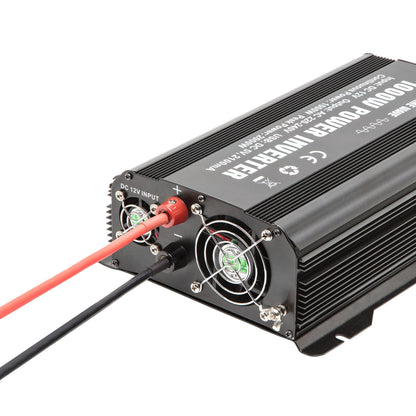 Luxorparts vekselretter ren sinus 1000W sort, to køleventilatorer, mærkede indgange, DC 12V input via røde/sorte kabler.