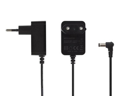 Skiftet strømadapter 24V DC 24W sort, side med stik, bagside med mærkat, ende med 5x2 mm barreltik.