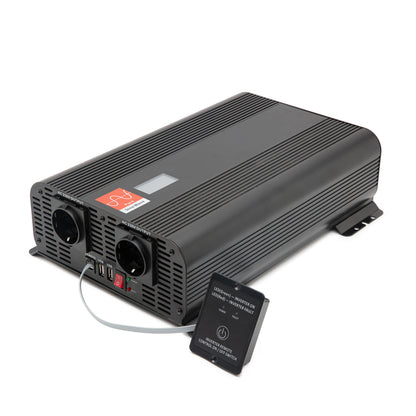 Inverter ren sinus 2000 W sort, to runde udtag, ventilationsriller, tænd/sluk-knap, indikatorlys, fjernbetjening.