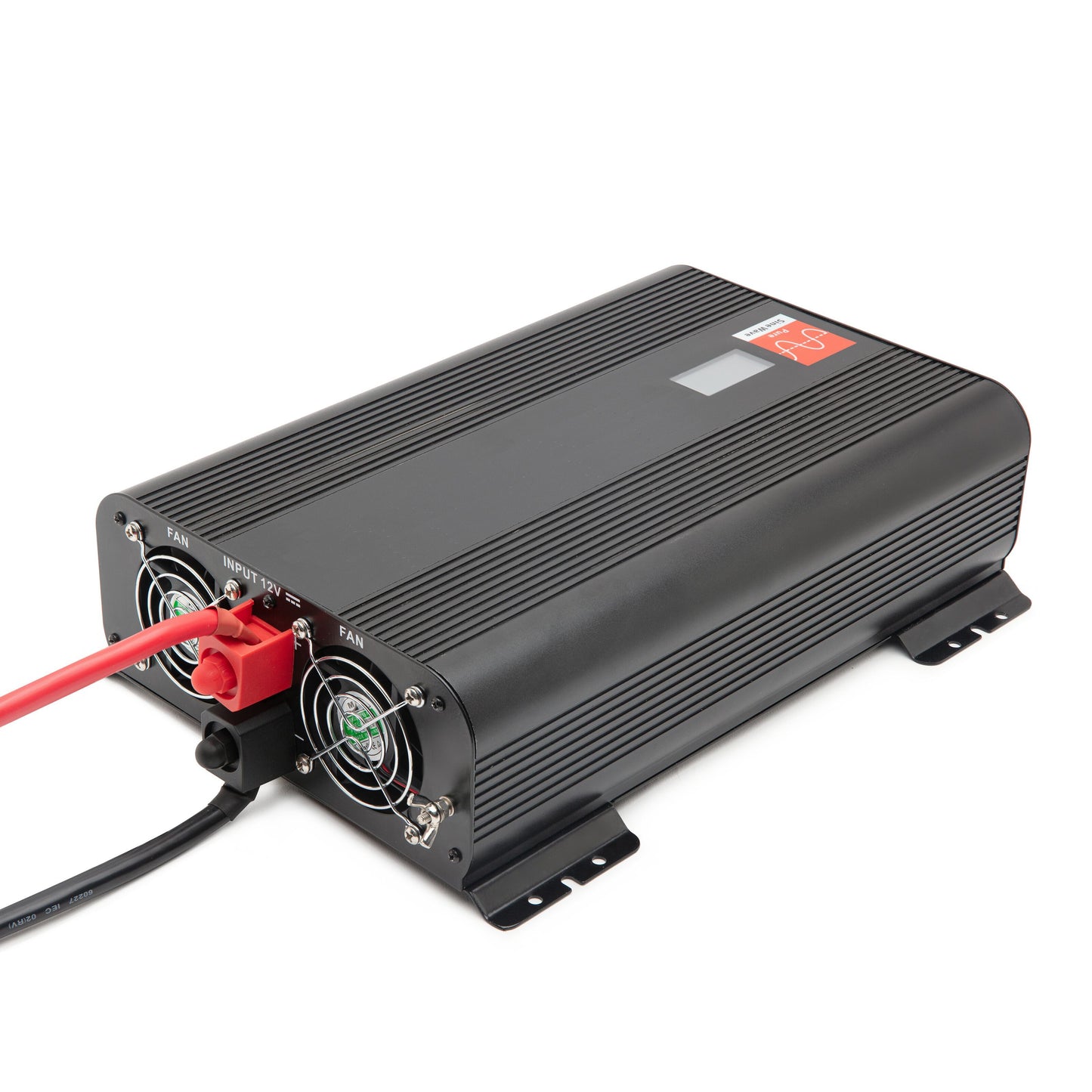 Luxorparts inverter ren sinus 2000 W sort, køleventilatorer, tilsluttede røde/sorte kabler, digitalt display på toppen.