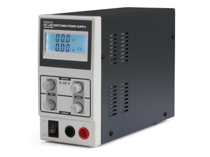 Laboratorieaggregat 0-30V DC 10A med digitalt display, fire kontrolknapper, tænd/sluk-knap og udgangsterminaler foran.