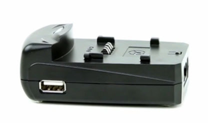 Jupio oplader til kamerabatteri, sort, USB-port i siden, knapper og stik på toppen.