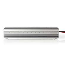 Inverter 12V til 230V 1700W, sølvfarvet rektangulært ribbet metalhus, ventilationshuller, sort/røde ledninger.