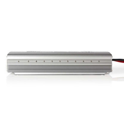 Inverter 12V til 230V 1700W, sølvfarvet rektangulært ribbet metalhus, ventilationshuller, sort/røde ledninger.