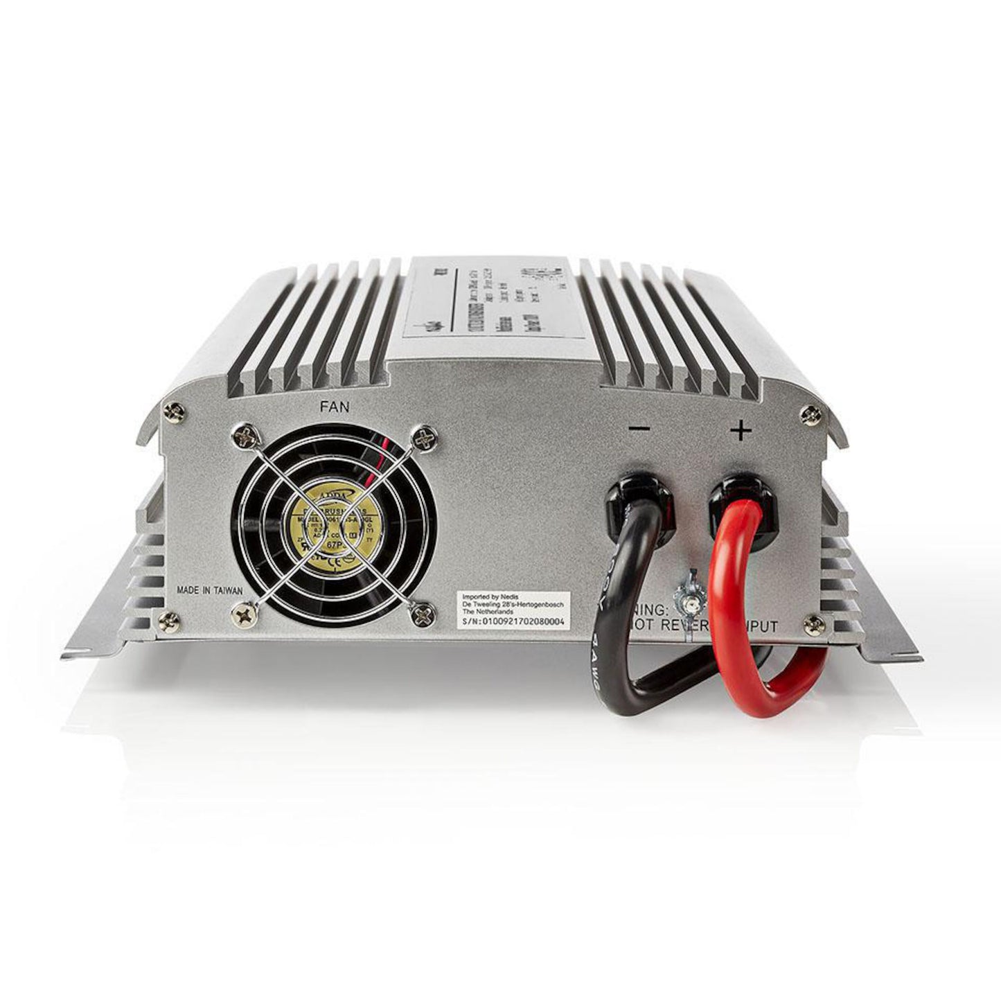 Omskifter 1700W, modificeret sinus, sølv, ventilationsslidser, køleblæser med gitter, sorte/røde kabler til terminaler, 12V-230V.