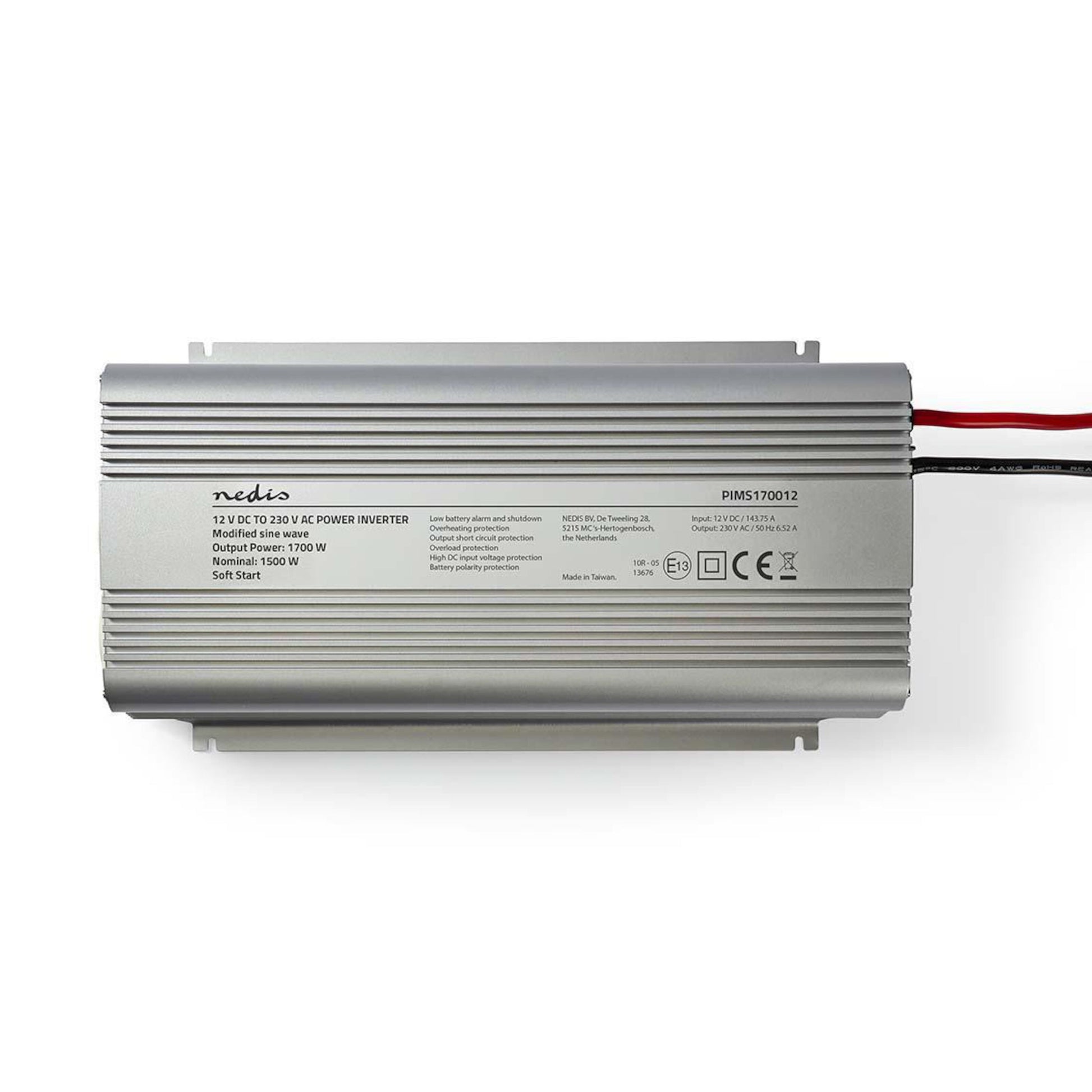 Sølvfarvet omskifter, modificeret sinus 1700 W, teknisk info på top, tilslutningskabler højre, riflede sider.