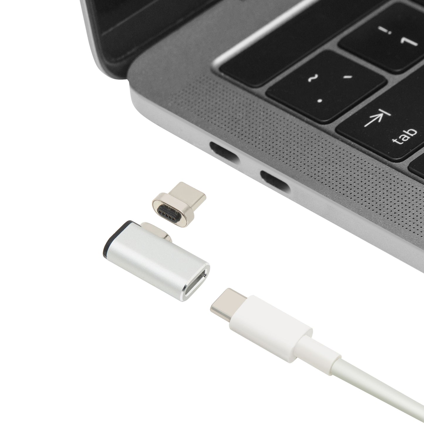 Laptop med to USB-C porte, USB-C kabel og Plexgear Magnetisk USB-C adapter i to dele ved portene.