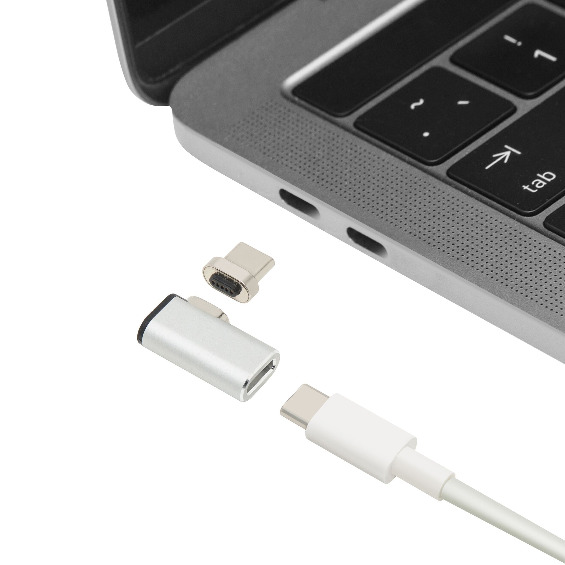 Laptop med to USB-C porte, USB-C kabel og Plexgear Magnetisk USB-C adapter i to dele ved portene.